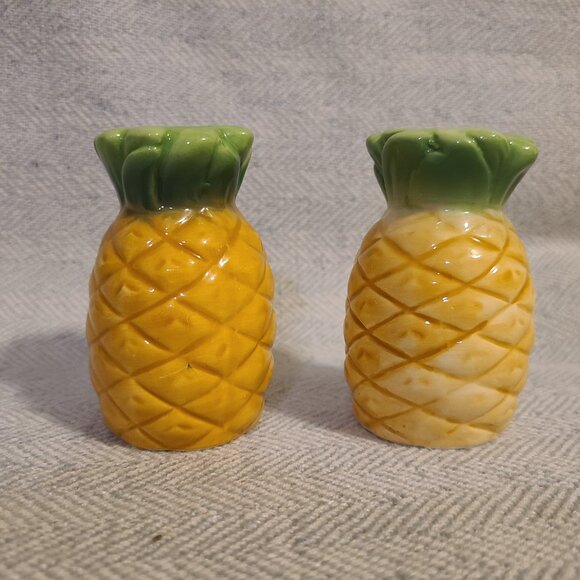 Pineapple salt and pepper shakers- ceramic - Picture 2 of 5